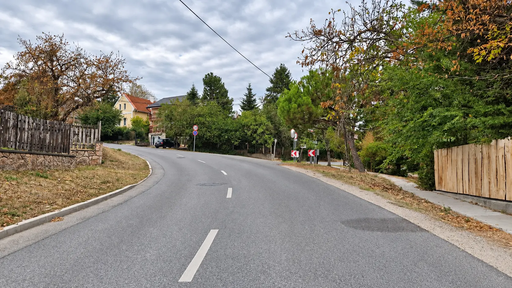Haladás út kanyar, balesetveszélyes hely.